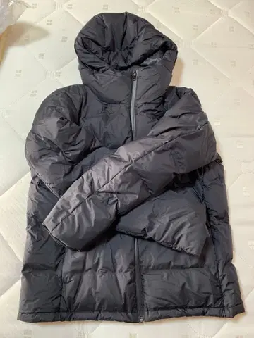 [ 새상품 택 없음 ] 후드 부착 블랙 다운 자켓