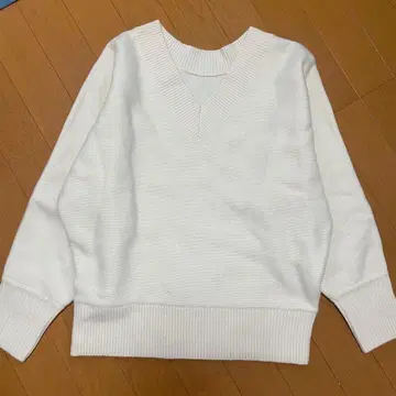 새상품급 플라스테 PLST 아이보리 V넥 울 니트 긴팔 M