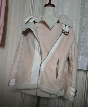 베이지 무스탕 코트 라이더 스타일