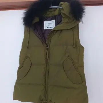 올리브색 다운 베스트 후드 부착