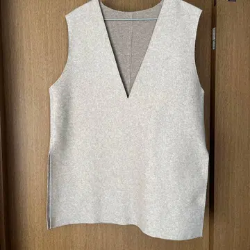 어반 리서치 베이지 V넥 슬리브리스 베스트