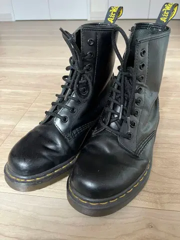 Dr. Martens 블랙 레이스업 부츠 8홀