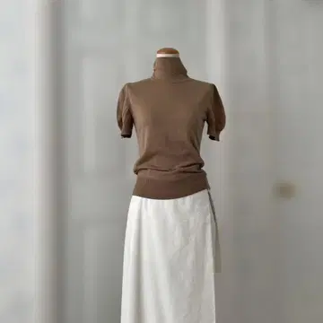 브라운 하이넥 퍼프 슬리브 니트