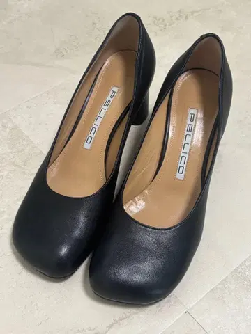 PELLICO 블랙 플레인 펌프스