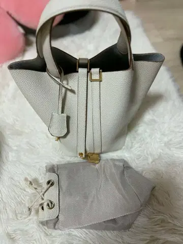 화이트 가죽 토트백 복조리 파우치 포함