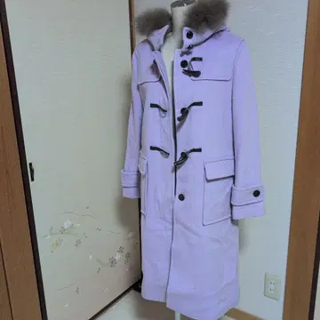 퍼 달린 연보라색 더플 코트