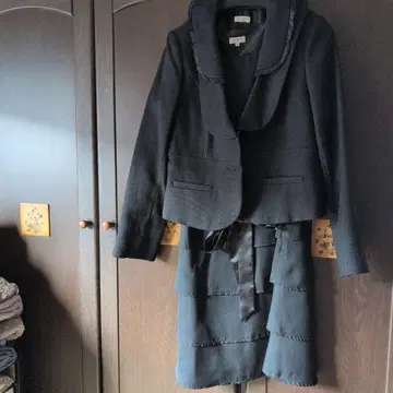 블랙 원피스 수트 프릴 포함