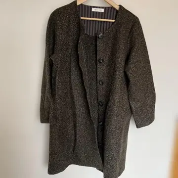 다크 브라운 롱 코트 버튼 포함