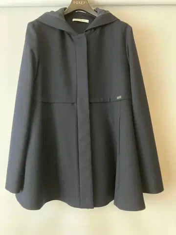 FOXEY 후드 부착 네이비 A라인 자켓