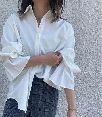 정가 1.6만 새상품급 로지 플리츠 슬리브 셔츠 F 프리 사이즈 화이트