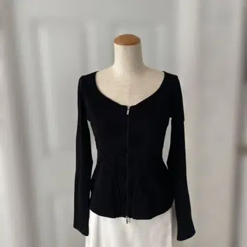 이탈리아제 핏감 있는 블랙 긴팔 상의