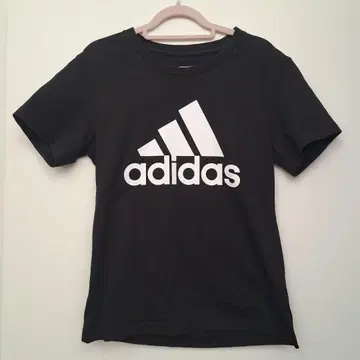 아디다스 티셔츠 사이즈 M 블랙 컬러