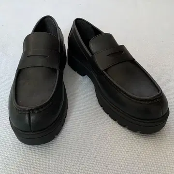 유니클로 블랙 인조 가죽 통굽 로퍼