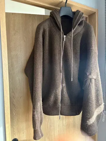 JACQUEMUS 브라운 후드 부착 스웨터