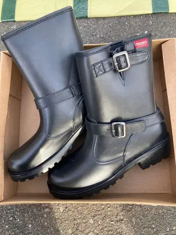 버클 달린 블랙 레인부츠