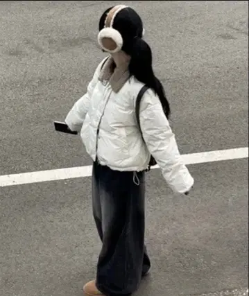 화이트 숏 다운 자켓