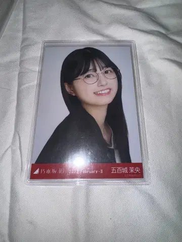 노기자카46 브로마이드 이오키 마오 바시티 자켓 (상반신)