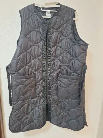 Y.M.D.O. 블랙 퀼팅 슬리브리스 베스트