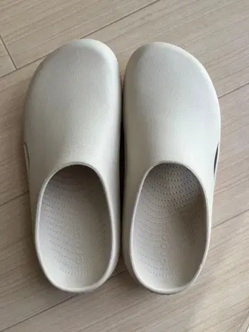 crocs 멜로우 리커버리 샌들