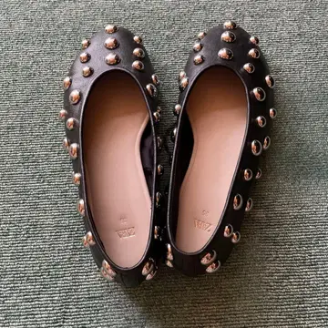 ZARA 스터드 장식 블랙 플랫슈즈 35