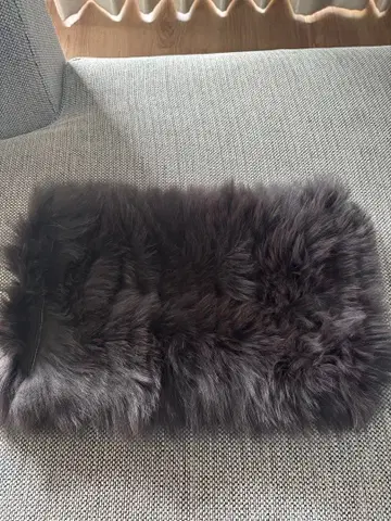 다크 그레이 퍼가 달린 리브 짜임 숄