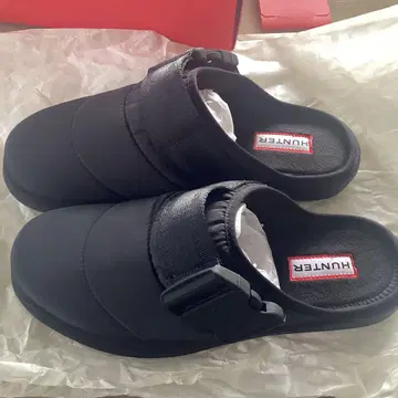 HUNTER 블랙 슬립온 샌들