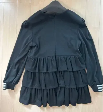 보더스 앳 발코니 티어드 탑