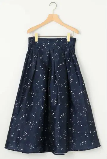 쿠미쿄쿠 스타릿 프린트 턱 플레어 스커트 M 사이즈 네이비