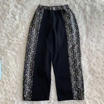 SUM1 STYLE 이아파피요네 데님 절개 팬츠 꽃무늬 자수 청바지