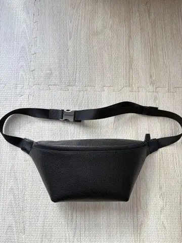 HushTug 커브드 바디백 블랙