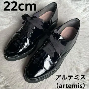 아르테미스 바이 다이애나 그로그랭 리본 통굽 로퍼 에나멜 블랙