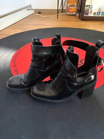 백 스트랩 포함 블랙 부츠