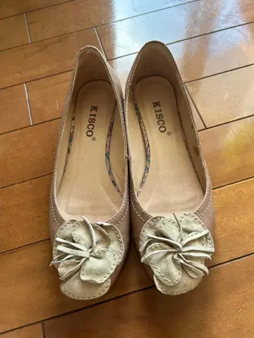 KISCO 베이지 플랫슈즈