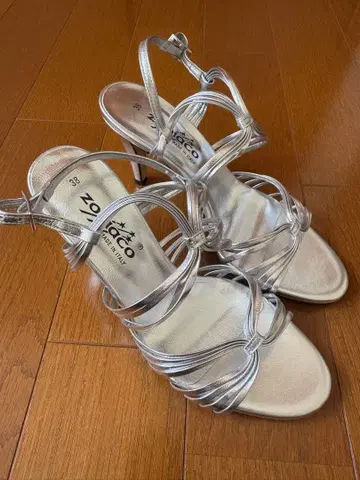 [미사용 새상품] 이에나 구매 실버 스트랩 샌들 38