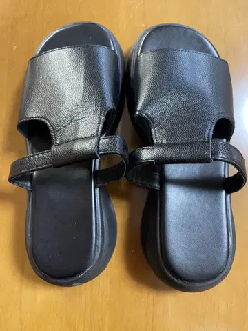 미사용 새상품 통굽 오픈토 베지 밑창 샌들 블랙 24cm