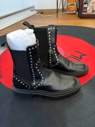 스터드 장식 블랙 가죽 사이드 고어 부츠