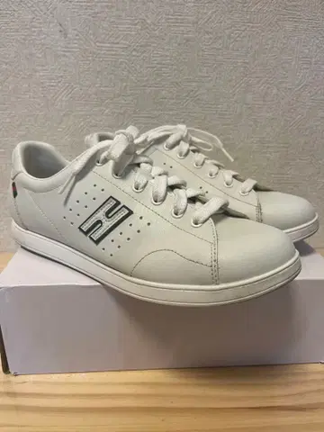 H 화이트 스니커즈 통기 구멍 포함