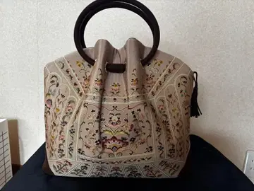 자수 들어간 베이지 계열 핸드백