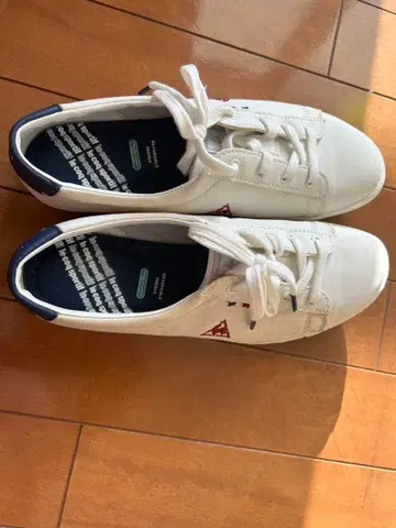 화이트 캐주얼 스니커즈 로고 포함