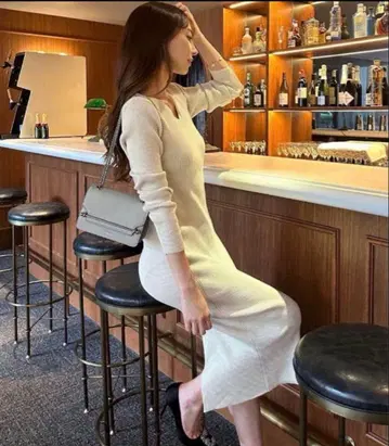 고베 레터스 오카베 아유미 V넥 타이트 니트 원피스 내추럴 화이트