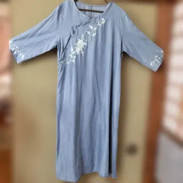 파란 꽃무늬 자수 7부 소매 원피스