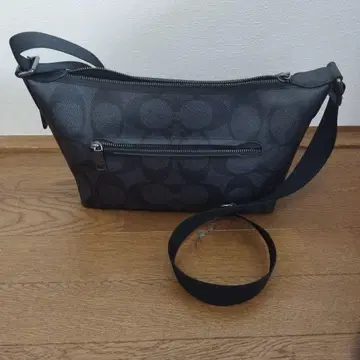 블랙 숄더백 로고