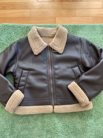 GU 브라운 합성 피혁 보아 자켓