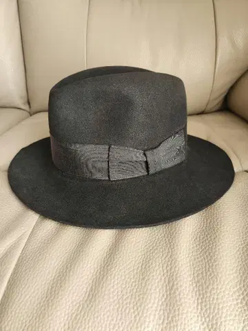 Mrs. Dewson's Hats 블랙 햇