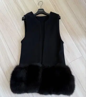 FOXEY 블랙 퍼 베스트