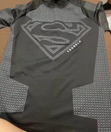 YOUNGLA 슈퍼맨 로고 티셔츠 블랙