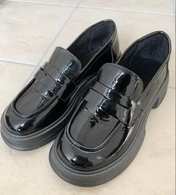 통굽 로퍼 에나멜풍 블랙 24cm 새상품