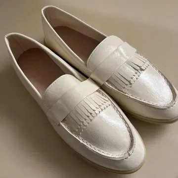 아이보리 프린지 로퍼