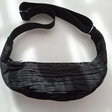 cos 플리츠 바디백