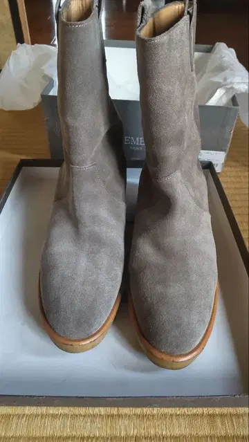 그레이 스웨이드 부츠